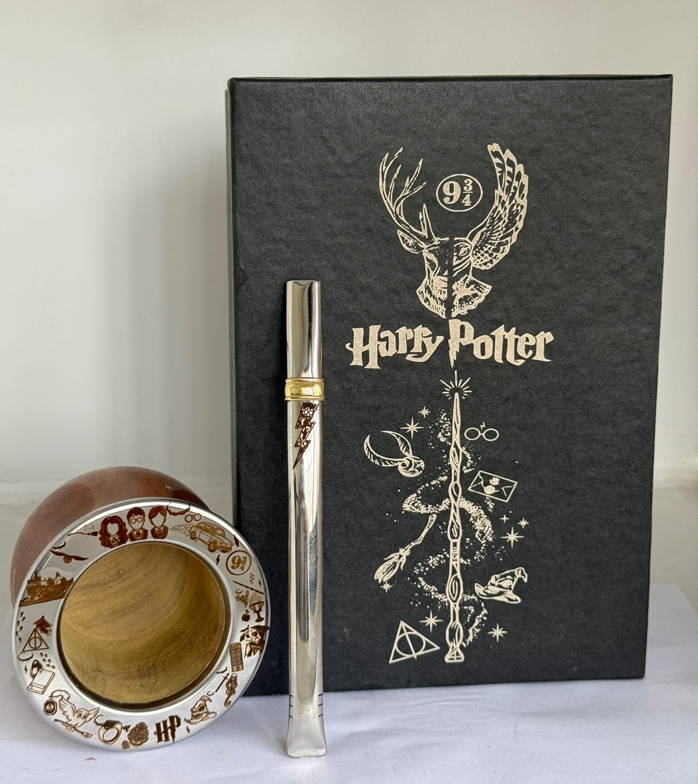 BOX HARRY POTTER: CAJA PRESENTACIÓN, CAMIONERO LAQUEADO BRILLOSO Y BOMBILLA CHATA [TODO GRABADO]