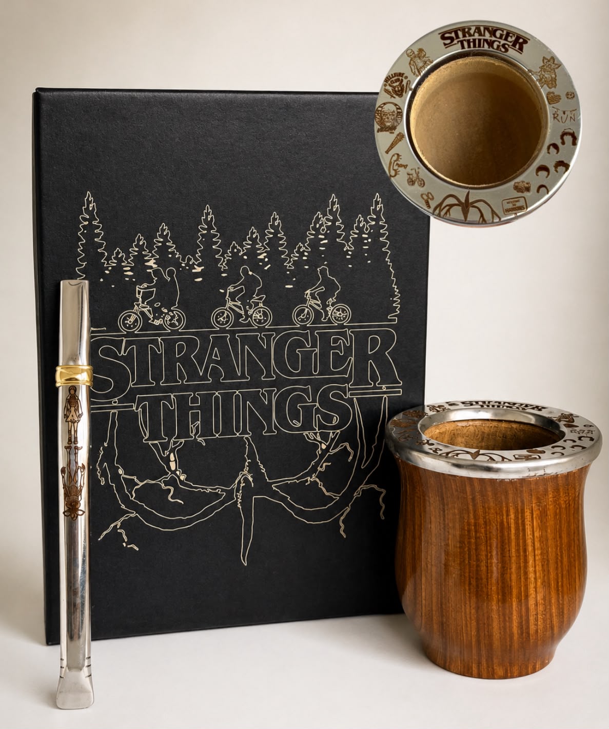 BOX STRANGER THINGS: CAJA PRESENTACIÓN, CAMIONERO LAQUEADO BRILLOSO Y BOMBILLA CHATA [TODO GRABADO]