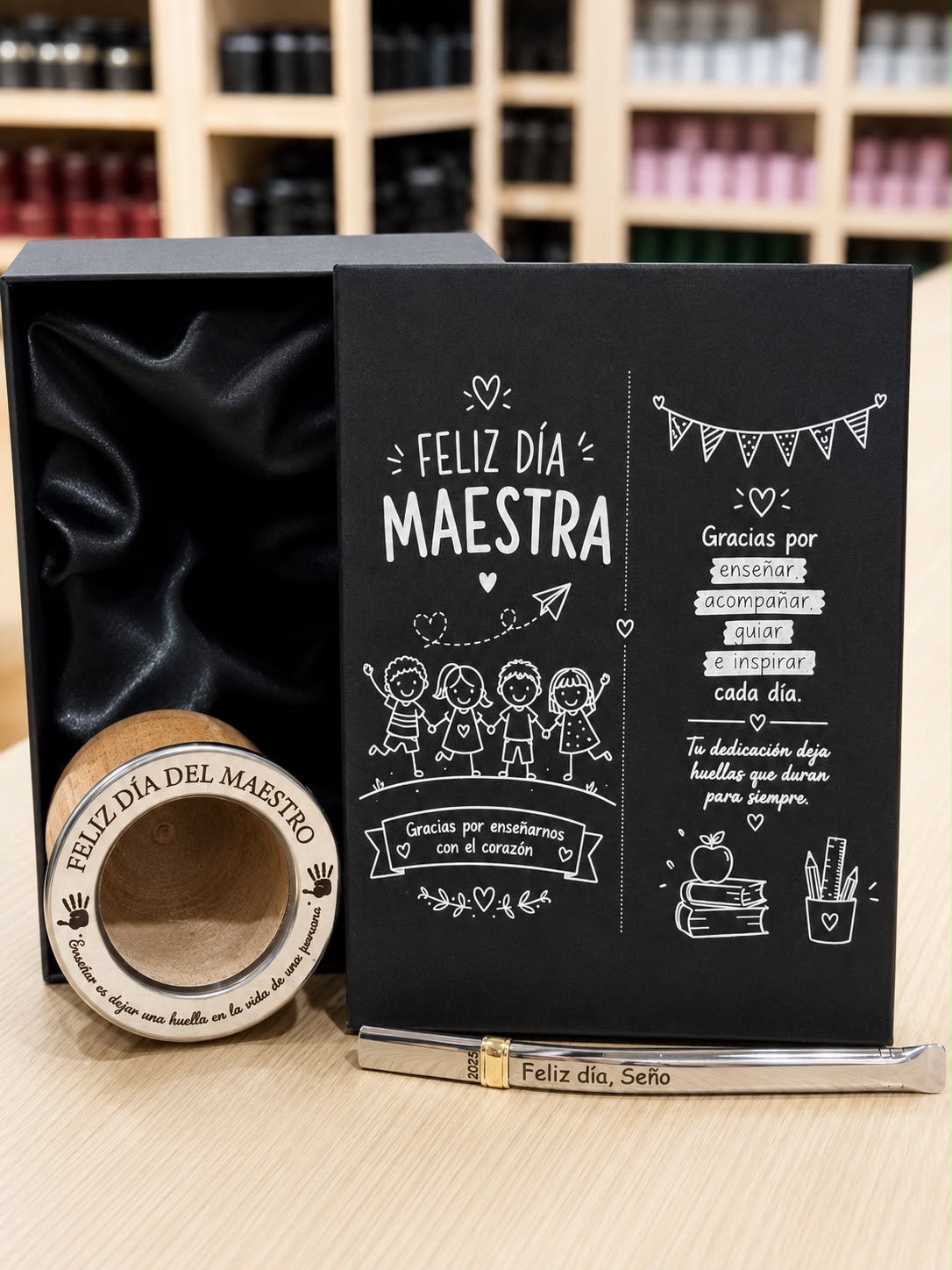 BOX FELIZ DIA MAESTRA: CAJA PRESENTACIÓN, CAMIONERO LAQUEADO BRILLOSO Y BOMBILLA CHATA [TODO GRABADO]